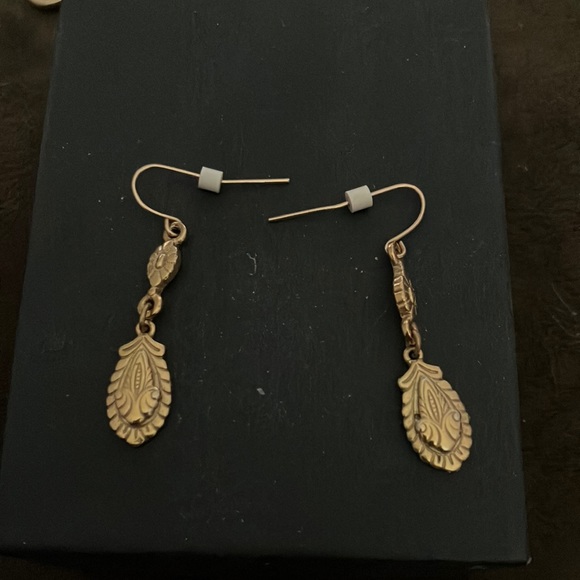 Dangling gold earrings - Picture 1 of 2